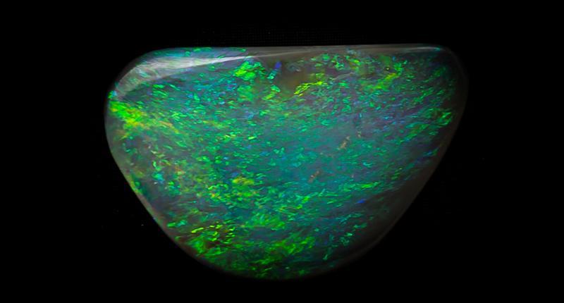 Opale cristal à dominante verte et bleue