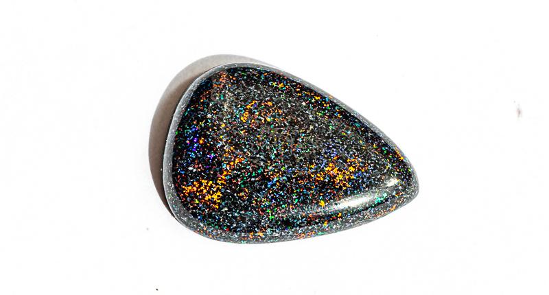 Opale noire en forme de poire