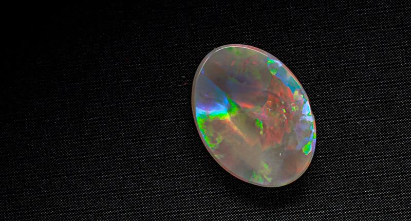 Pierres précieuses en opale noire ovale de 2,84 carats à vendre Opale noire cert