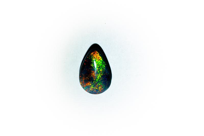 Paire D'opales Noires Naturelles - Multicolores (vert, Rouge, Jaune) - Cabochon - Parfait état