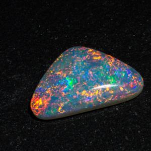 1,47 Ct Opale blanche de forme triangulaire