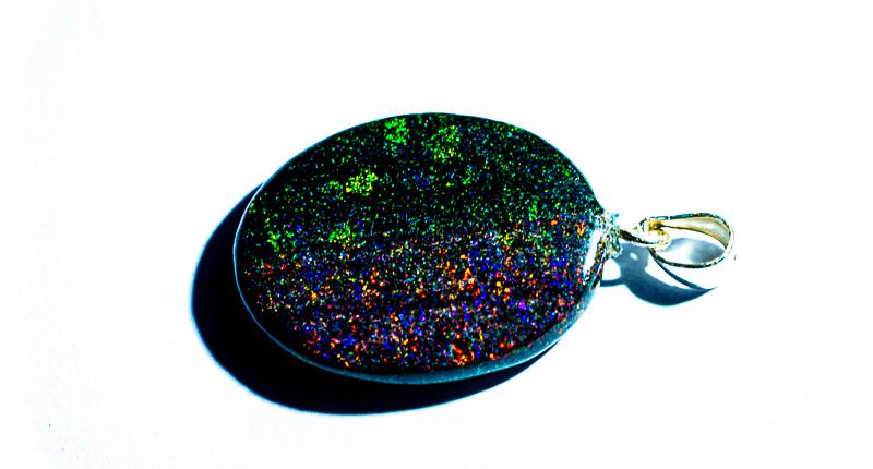 pierre-opale-noire-australie-andamooka-multicolore-pendentif-ot15-00724
